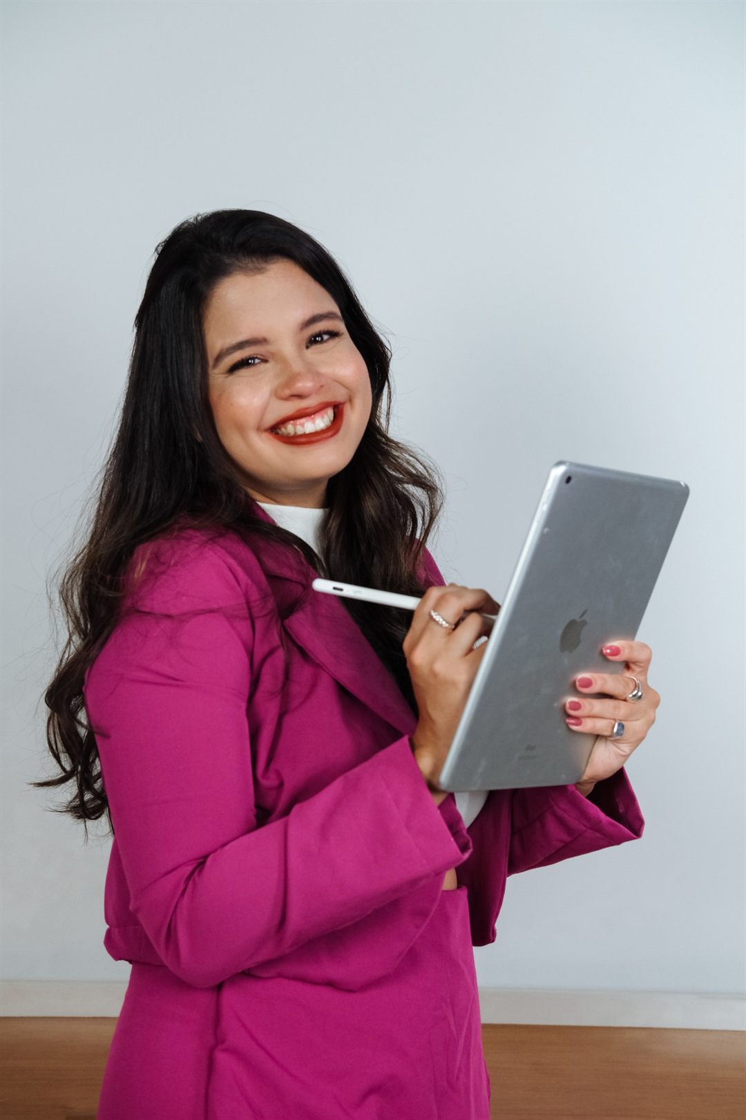Maria Clara Palhares trabalhando no tablet